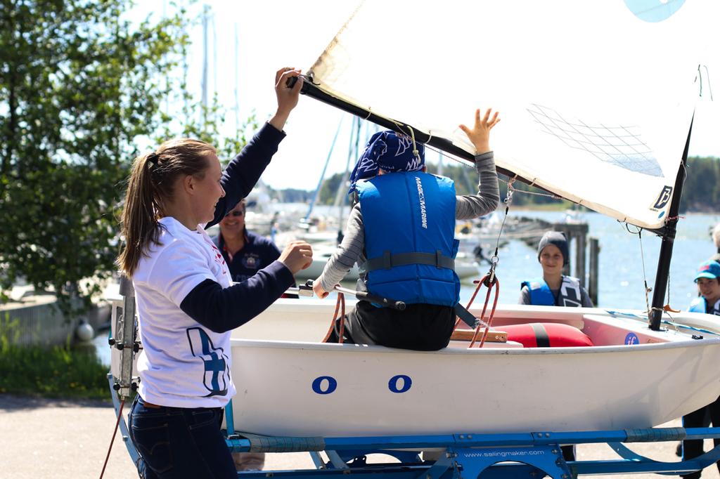 Nuoria veneilijänalkuja ohjasivat niin maissa kuin vesilläkin maajoukkuepurjehtijat yhdessä SPV:n lasten ja nuorten toiminnan ohjaajien kanssa.