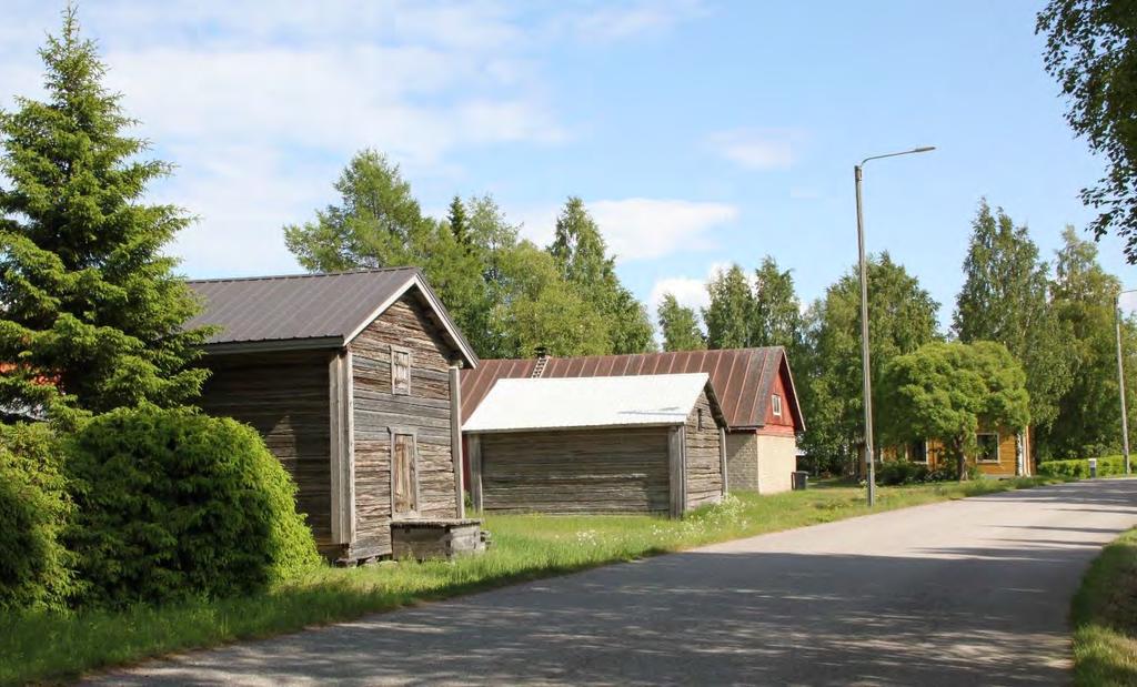 Kuva 28. Maakunnallisesti arvokkaan Säräisniemen kyläraittia. Vasemmalla on Kunnaksen 1700-luvulta periytyvä viljaaitta. (kuva: Kirsti Reskalenko).