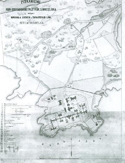 Kiinteistön pohjoispuolella sijaitsee Pitkäniemen jalkapallohalli. Kivimiehenkadun vastakkaisella puolella sijaitsee Tredun toimipiste ja palveluasumista. 3.1.