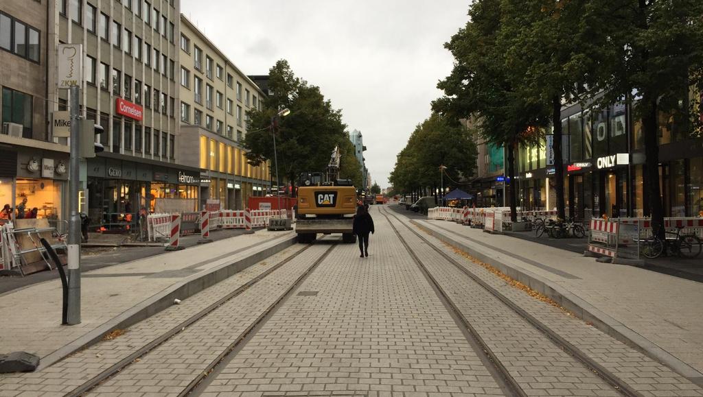 Mannheim Keskustan pääkadulla ajorata raiteineen ja raitiotien pysäkkilaiturit on rakennettu