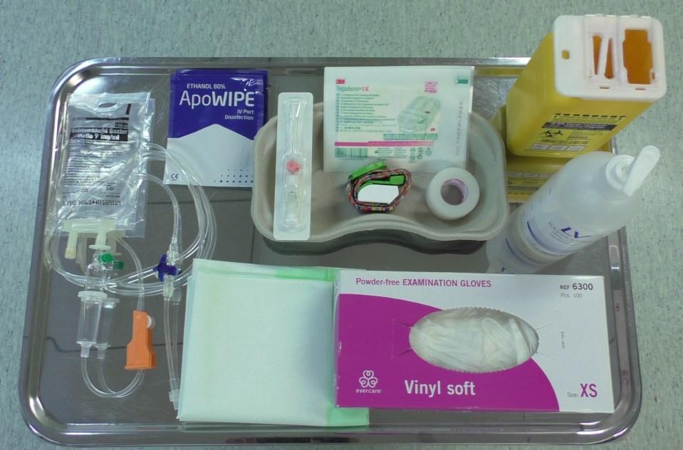 Perifeerisen laskimon kanyloinnissa tarvittavat muut välineet ovat kiristysside eli staasi suonen esille tuomiseksi, keittosuolaliuoksella täytetty ruisku (10 ml) tai nesteensiirtolaitteisto kanyylin
