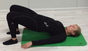 76 Ohjeistus: Ojenna selkä suoraksi (ei yliojennukseen) selkäpenkissä. Tuo selkä suorana pää lattiaa kohti, rentouta lihakset.