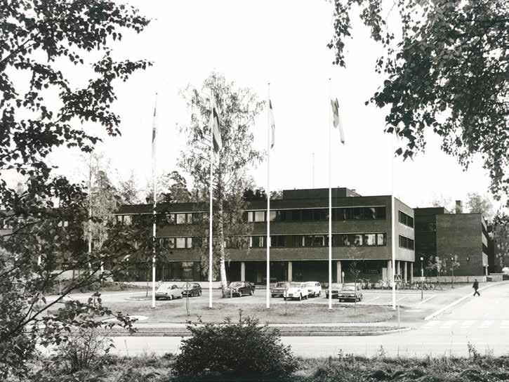 3 Kivimiehen alueen kehitys vuodesta 1968 Vuorimiehentie 5, silloinen VTT:n päärakennus kuvattuna vuonna 1977 (VTT Oy)