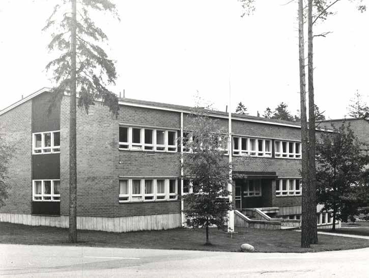 3 Kivimiehen alueen kehitys vuodesta 1968 Betonimiehenkuja 5 kuvattuna vuosina 1974 (VTT Oy) ja 2017.
