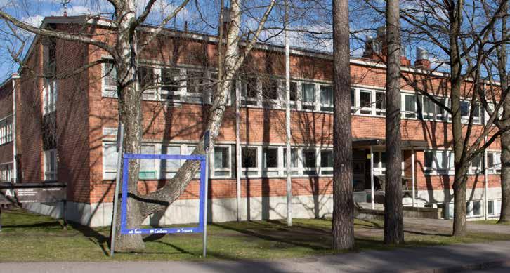 Ikkunat ovat valkoiseksi maalattua puuta, mikä on ominaista alueen 1950-luvun rakennuksille.