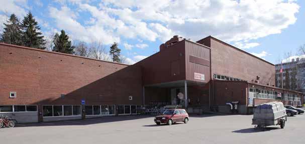 Rakennuksen massoittelussa näkyy tyypillinen ratkaisu, jossa on