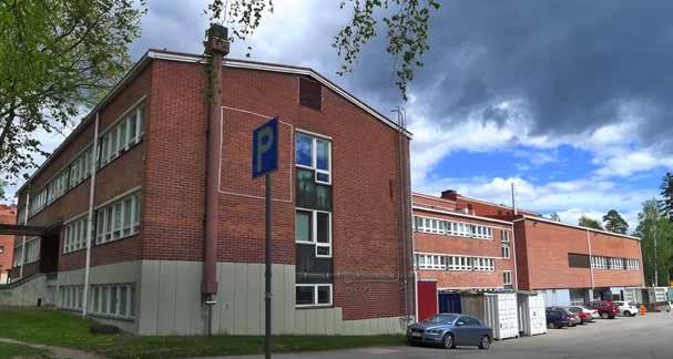 Rakennuksessa on tyypillisiä 1950-luvun piirteitä.