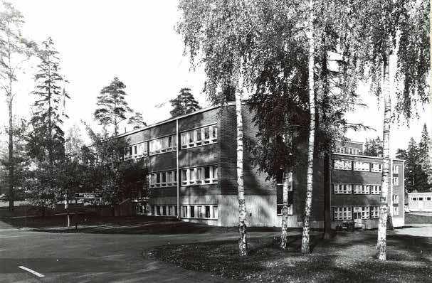 Metallimiehenkuja 8 etualalla, takana näkyy rakennus numero 6,