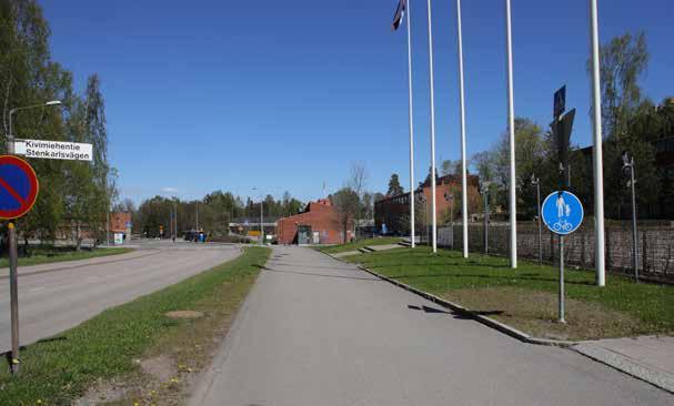 Reuna on suoraviivainen ja eleetön.