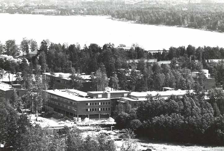 6 Yhteenveto Viistoilmakuva Kivimiehen alueelle kaakosta vuonna 1975. Etualalla vastavalmistunut Vuorimiehentie 5, silloinen VTT:n päärakennus.
