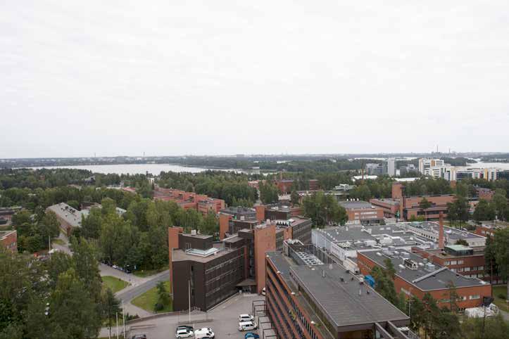 6 Yhteenveto Kivimiehen alue kuvattuna Otaniemen vesitornista kohti itää. Väliin jää tekniikantien rakennuksia, jotka eivät kuulu selvitysalueeseen.