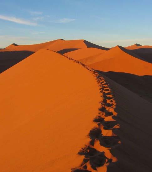 Namibian pehmeä hiekka kääntyneenä taivasta vasten dyynien sileä pinta ja hehku värileikkien vahva viiva Ja se olet Sinä kaikkeuden viimeinen juuri kauneutesi yltää sieluun Anna sateiden tuoksu ja