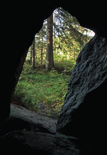 N: 62,151113 E: 23,923055 Virtain kiintoisimpia luolarakenteita, jopa kaikkein hienoin, sijaitsee asumattomalla alueella Ristijärven rannalla, Siekkiskylän ja Saariskylän välillä.