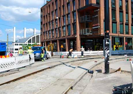 Urho Kekkosen kadun, Fredrikinkadun ja Malminrinteen risteyksen vaihdetyöt tehtiin viikolla 27. Linja 3T ajoi koko viikon Arkadiankatua pitkin. Kuvassa ollaan jo loppusuoralla: 7.7.2011 betonointi on valmis, mutta kiskojen väliä ei vielä ole asvaltoitu.