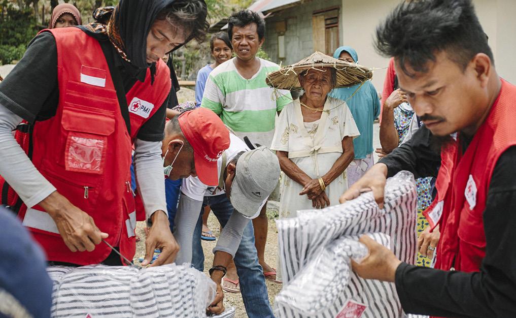 BENJAMIN SUOMELA Indonesian Punainen Risti aloitti nopeasti tsunamin jälkeen avustustyöt jakaen muun muassa ihmisille ruokaa ja vettä.