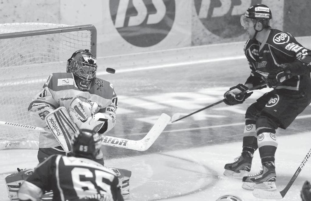 16 HOKEJ utorok 23. 10. 2012 OČAMI OBJEKTÍVU NÁVRATY K 13. KOLU HOKEJOVEJ TIPSPORT EXTRALIGY Trenčanom sa v Steel aréne páči, veď pravidelne sa im tam zvykne dariť.