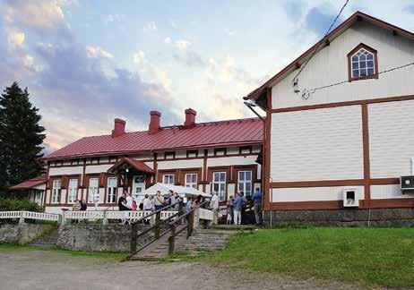 vauvatalon pihaan puisen pässinkuvatuksen viskellen matkan varrelle sille olkisilppua rehuksi.