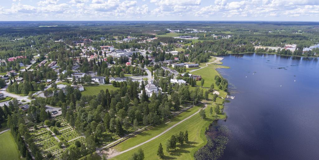 AALTOJEN KESKELLÄ Alajärven kaupunki on elinvoimainen kaupunkikeskus. Asukkaidemme arjessa kohtaavat kaupan ja palveluiden sekä koulunkäynnin monipuoliset toiminnot.