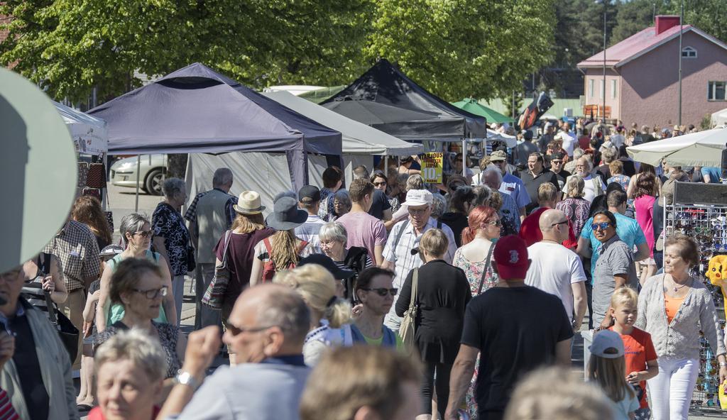 Hyväkuntoiset liikuntareitit kutsuvat hiihtämään, patikoimaan ja pelaamaan. Vesistöt tarjoavat ympäri vuoden mukavat harrastuspuitteet niin melontaan kuin kalastukseen.