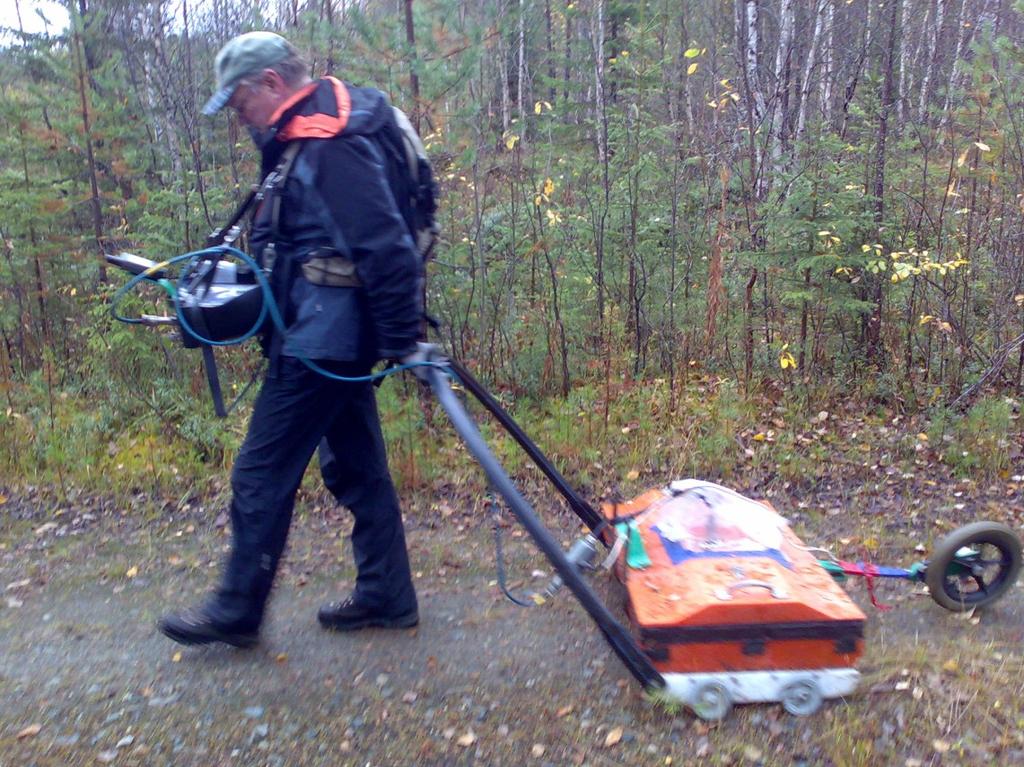 KALUSTO Työ suoritettiin Geo-Work Oy:n omistamalla ja GSSI:n valmistamalla amerikkalaisella SIR-3 tyyppisellä maatutkalaitteistolla. Luotauksissa käytettiin 1MHz:n taajuista antennia.