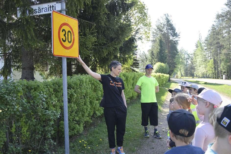 Käytännön vinkkejä Kävele/pyöräile reitti etukäteen ja katso, missä pysähdytte keskustelemaan Kerro lapsille etukäteen, miten etenette: kävelette/pyöräilette ja pysähdytte sovitusti Kysele, kuuntele,