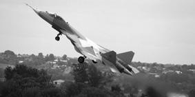 Suhoi T-50/PAK-FA monitoimihävittäjä nousussa (kuvalähde: Sputnik, Alexei Druzhinin) edistyneimmällä vaiheistetusti keilaavalla tutkalla.