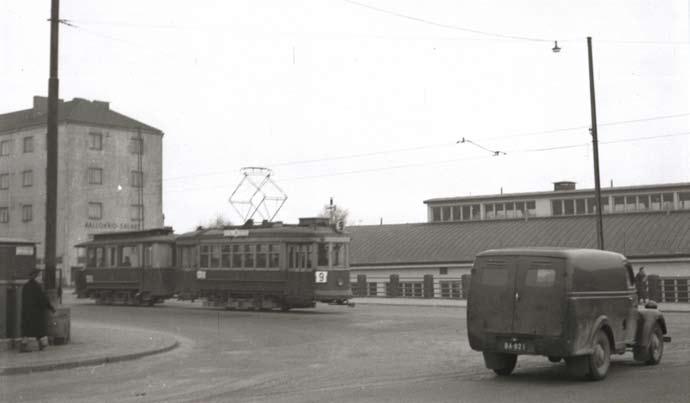 1950 luvulla jokapäiväisenä liikennöineen 9 linjan (Kauppatori Vallila) Brillin jenkkivaunu vuodelta 1920 perässään ASEA: n avosiltaperävaunu 1910 luvulta Sturenkadulla.