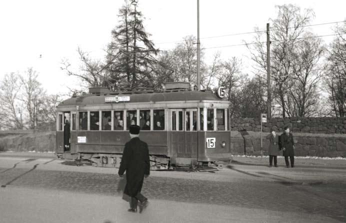 Kuva Ilmo Ikonen 1956. Linjan 15 (Diakonissalaitos Töölön tulli) ASEA vaunu vuodelta 1928 30 Kansallismuseon pysäkillä.