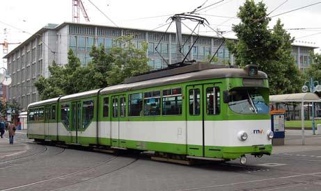 MVV 515 Mannheimin keskustassa Paradeplatzilla suuntana Neckarstadt West. DüWAGin valmistama GT6 nivelvaunu valmistui 1962 numerolle MVV 388.