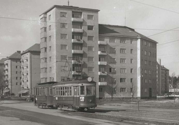 albumien aarteita ilmo ikonen Linjan 4S (Kauppatori Munkkiniemi) Brill jenkki vuodelta 1920 Munkkiniemen puistotiellä perässään eräs ASEA:n ensimmäisistä vuoden 1908 pikkuruotsalaisista