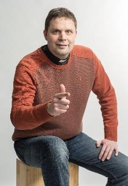 JAAKKOLA, Pasi Kristian, Turun Mikaelinseurakunnan kappalainen, teologian tohtori, kasvatustieteiden maisteri, filosofian maisteri Olen 41-vuotias Mikaelinseurakunnan kappalainen, kotoisin syvästä