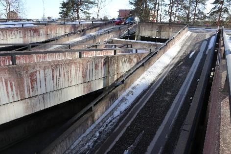 Kuva 9. Paikoitustalon ajorampit ovat ahtaat Kuva 10. Pysäköintitalon kaksi ylintä kerrosta. Kuva 11.