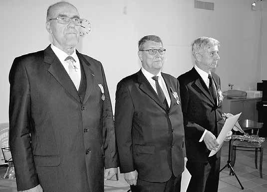 Lapsuuskodin isänmaallisen asenteen ohjaamana Leo liittyi suojeluskunta-/sotilaspoikajärjestöön, jossa hän toimi aktiivisesti aina syyskuussa 1943 alkaneeseen sotatiehen saakka.