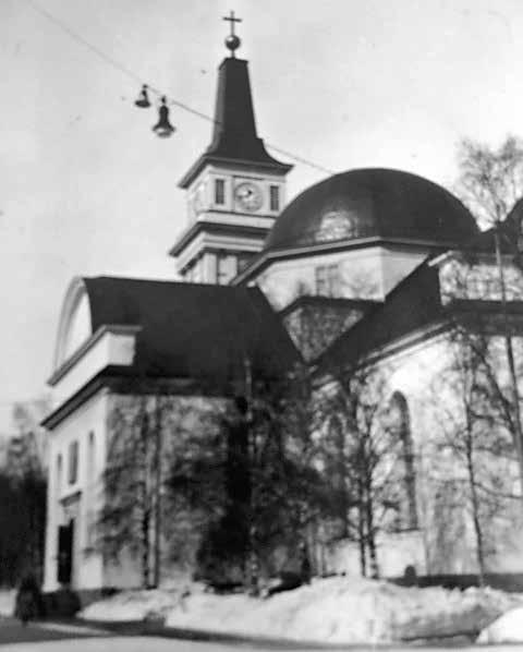 Isäni soutaessa ja veden liplattaessa veneen kylkiin katselin noita syvän meren kyntäjiä kunnioituksella, koska ne soutuveneestä katsottuna näyttivät valtavan korkeilta.