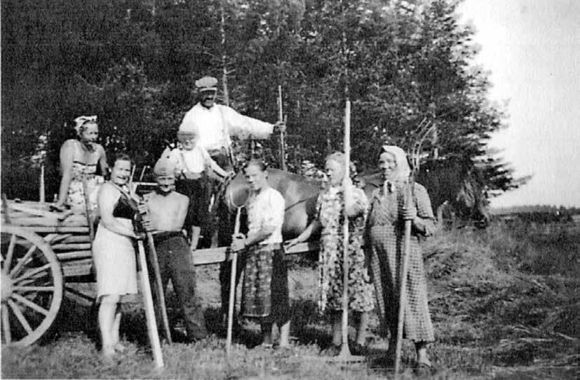Lapsuusvuosiini kuului tietysti myös koulunkäyntiä. Isäni teki talon raskaimmat työt.
