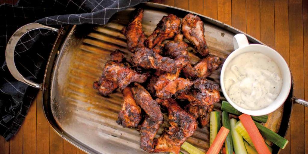 Hot Wingsit ovat yksinkertaisesti uunissa tai grillissä kypsennetyt kanasiivet, jotka uitetaan siipikastikkeessa.