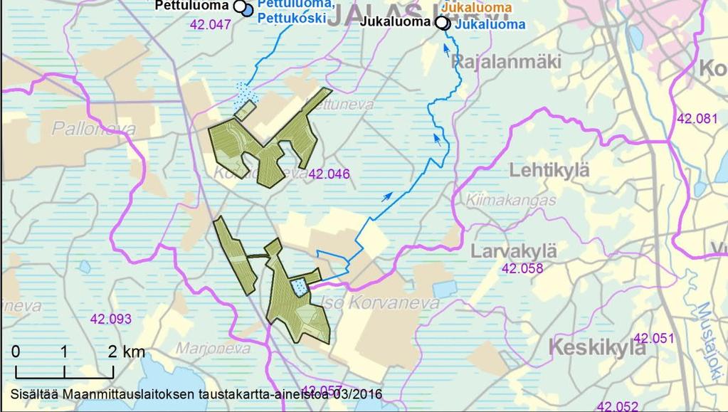 Pettuluoman valumaalueen pinta-alasta soiden osuus on noin 33 %, mikä selittää veden korkeita humuspitoisuuksia.