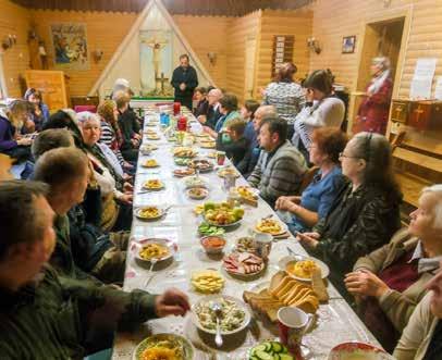 Pastori Tatu Ryytti saarnasi. Ehtoollisessa avustivat Aunuksen seurakunnan ylistysryhmä tervehti juhlaväkeä Pitkärannassa. Ivan Malikin ja Juha Kaartinen.