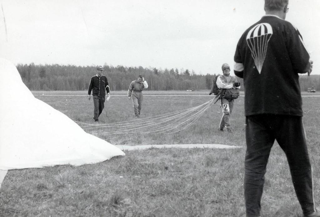 Osmo Savolainen on laskeutunut lähelle maalia.