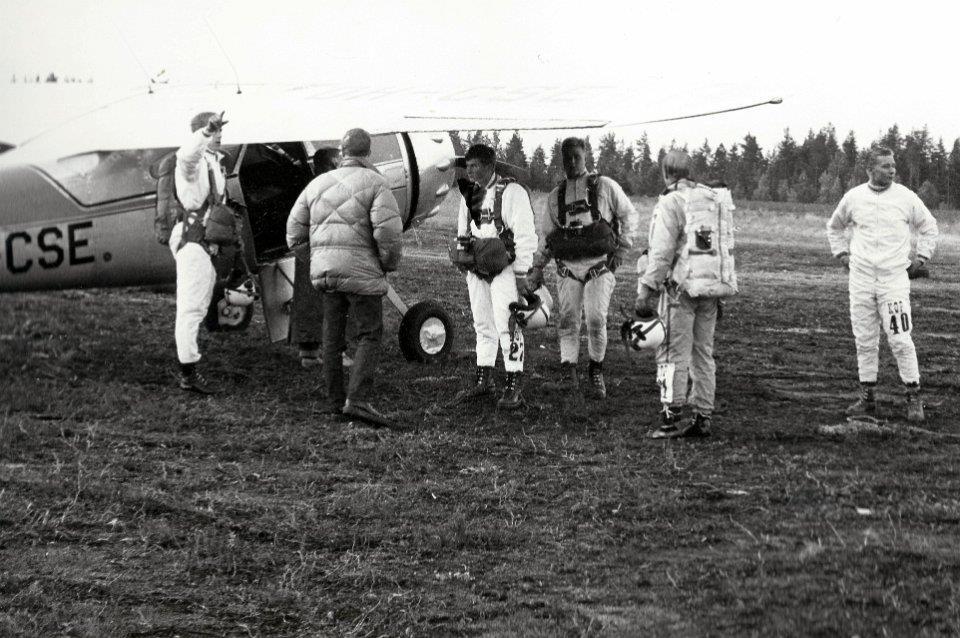 Suomen joukkue valmistautuu hyppyyn: Onni Kuusisto (vas.), kaksi tuntematonta, Reijo Korpinen (siiven alla), Eero Ylinen, Kavo Laurila ja Risto Valta.