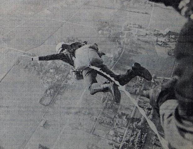 Tässä sotilaiden joukkojenpudotuskäyttöön suunnitellussa PT-10 laskuvarjokokonaisuudessa valjaat oli varustettu keskuslukolla, joka mahdollisti nopean irtautumisen laskuvarjosta hypyn jälkeen.