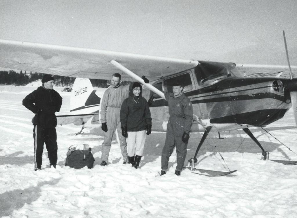 Pelkonen, J. Seppälä, Kari Vaahtera ja Kavo Laurila. Ilmailu-lehden mukaan Kavo ujosteli yleisöä niin, että maastoutui metsään.