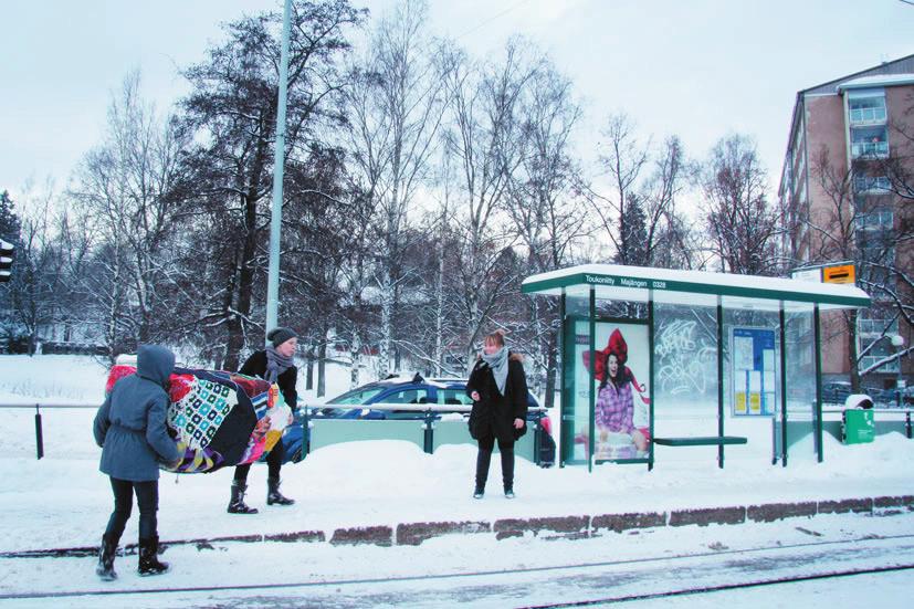 Local Warming-teos oli esillä Arabianrannan kirjastossa 10.12.-31.12.2010. Villaisen talon lisäksi asetimme näytteille valokuvasarjan, joka näyttää talon erilaisissa lähiympäristön paikoissa.