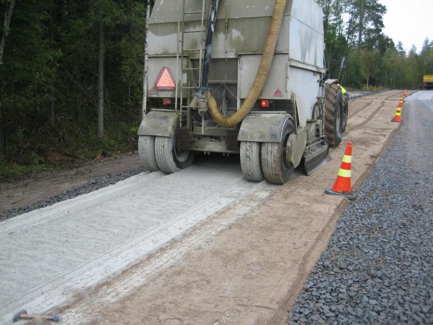 Kostutettujen sideaineiden levitystyö onnistuu esimerkiksi asfaltinlevittimen avulla (Kiviniemi et. al 2012).