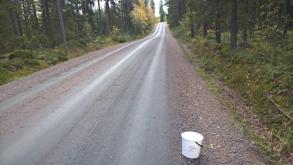 35 Kuva 13. Ojaan lentänyttä sorastusmurskeen karkeaa jaetta alueurakan SB kohteessa 1. Kuva 14. Tutkittujen näytteiden rakeisuus alueurakan SB kohteessa 1 (n=4).