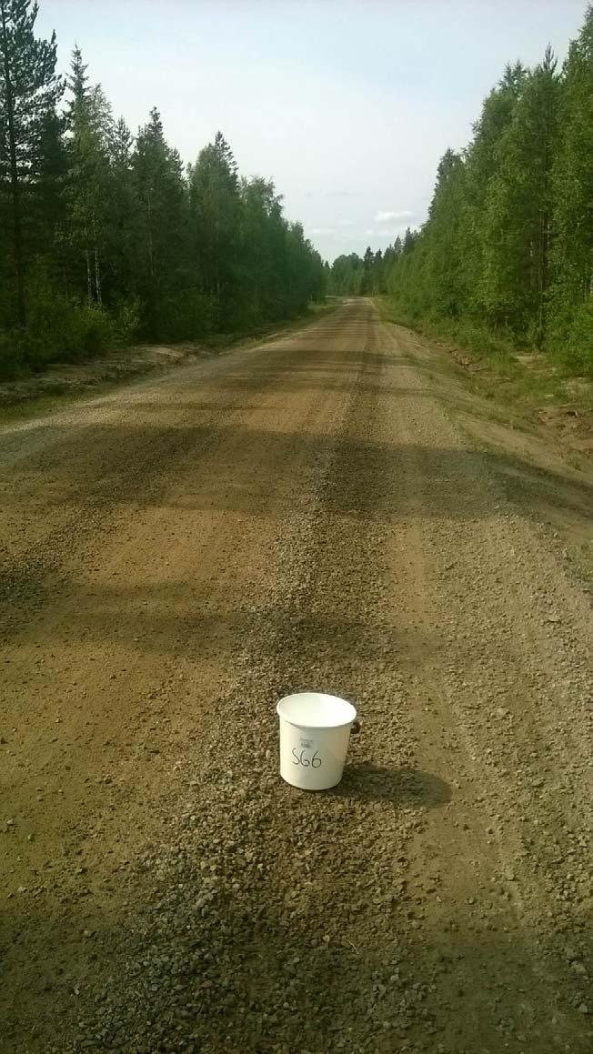 49 Kohteesta oli käytössä käytettävän sorastusmurskeen tyyppirakeisuus ja tien pinnasta ennen sorastusta otettuja näytteitä, joiden perusteella sorastusmurskeen rakeisuusalue oli valittu.