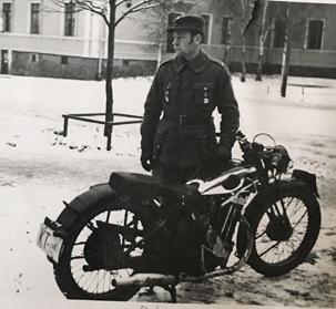 Kruununraakista esiupseeriksi III Pataljoonan lähettiupseerina jatkosodan aloittanut Onni Laukkanen oli JR 60:n esimiesten luottoupseeri Laukkanen ja moottoripyörä, jonka hän lahjoitti valtiolle