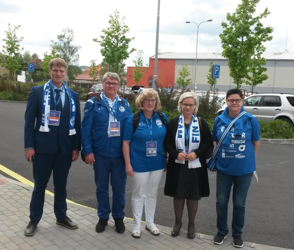 Myös Tsekissä toimiva Suomen suurlähettiläs Helena Tuuri oli paikalla tapaamassa faneja