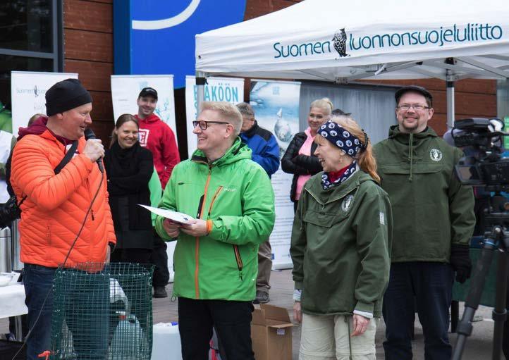 Luontokuvaaja Juha Taskinen, ympäristöministeri Kimmo Tiilikainen, Luonnonsuojeluliiton