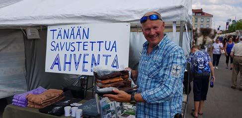 Moni ei ollut edes kuullut saimaannorpasta aikaisemmin. Torilla jaettiin useita erilaisia esitteitä. Suosituimpia olivat Metsähallituksen uudet Uhanalainen saimaannorppa ja Saimaalle kalaan?